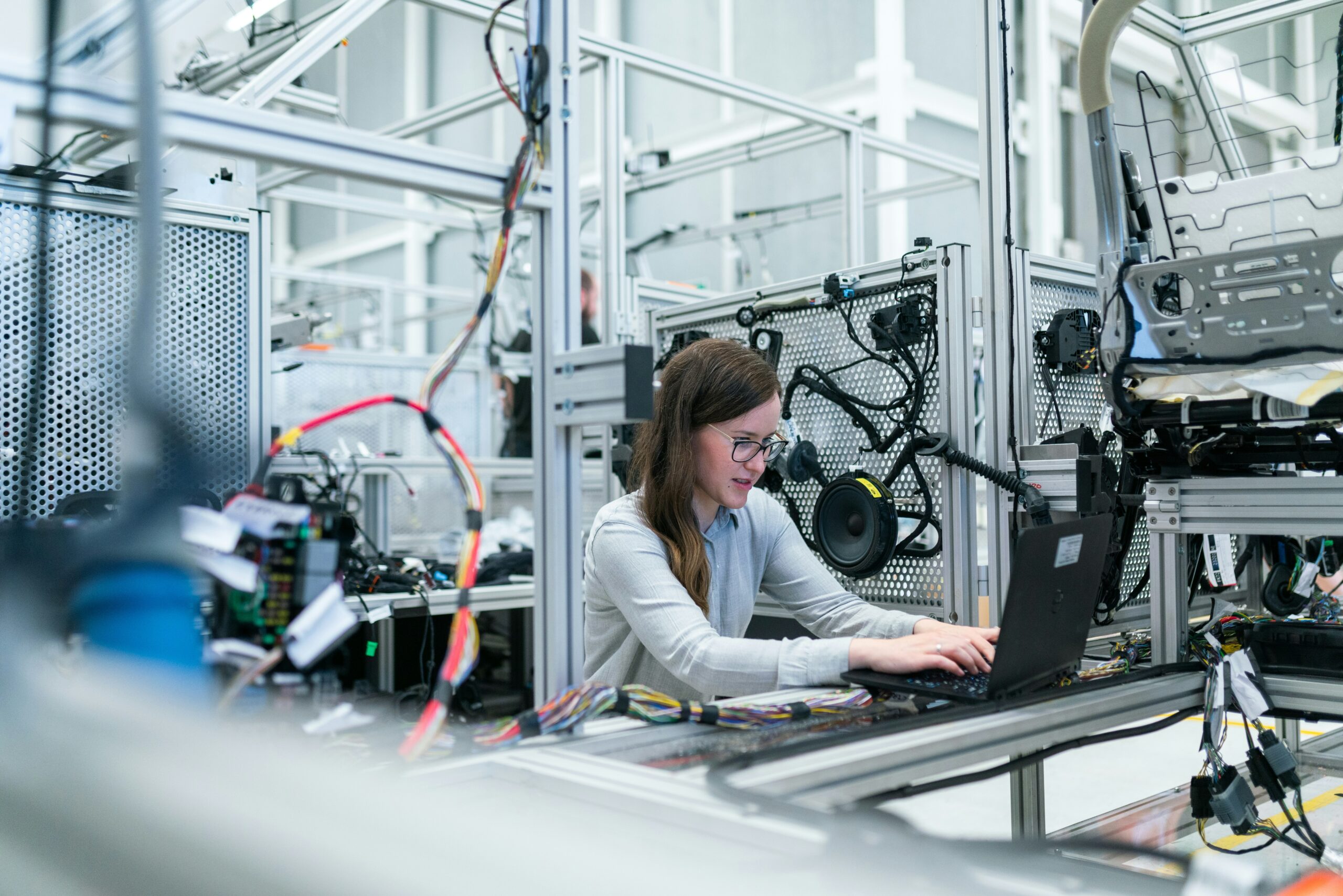 Collaboratrice qui intègre la technologie à son espace de travail