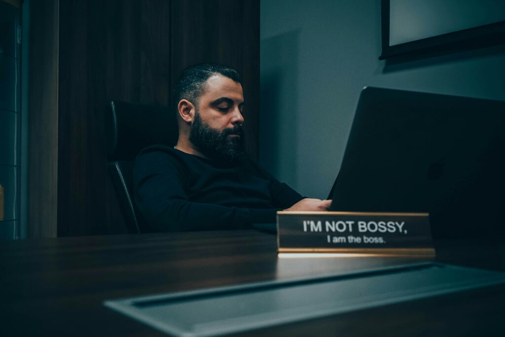 Gestionnaire d'entreprise cherchant des outils pour faciliter ses processus et limiter ses tâches récurrentes